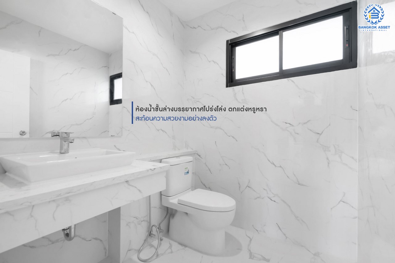 บ้านมือสองตกแต่งใหม่ แบรนด์ LH หลังมุม ดีไซน์สุดหรูหรา เนื้อที่ 121 ตร.ว. ม.ลดาวัลย์ ปิ่นเกล้า-บรมราชชนนี ฟังก์ชันจัดเต็ม 3 ห้องนอน 1 ห้องอเนกประสงค์ชั้นล่าง 3 ห้องน้ำ จอดรถได้ถึง 4 คัน บนพื้นที่ใช้สอยถึง 330 ตร.ม. ทำเลศักยภาพเชื่อมต่อหลายเส้นทาง ใกล้ ม.มหิดล และเซ็นทรัลศาลายา